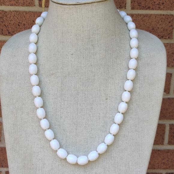 Vintage white milk glass necklace - Picture 2 of 6